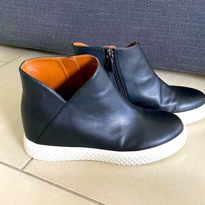 Aerosols size 8.5 black platform boot with zipper (NEW)